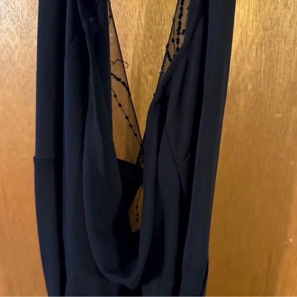 Elegant Black Dress with Sequin Detail - Picture 4 of 4